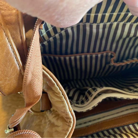 Satchel. Can be carried as a crossbody - Picture 4 of 6